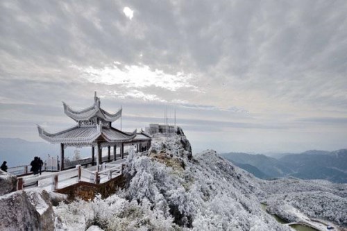 德化九仙山迎來2022年入冬第一場雨霧凇景觀！